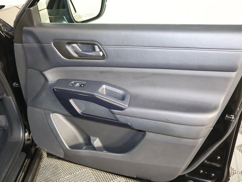 Used 2025 Nissan Pathfinder SV image 41