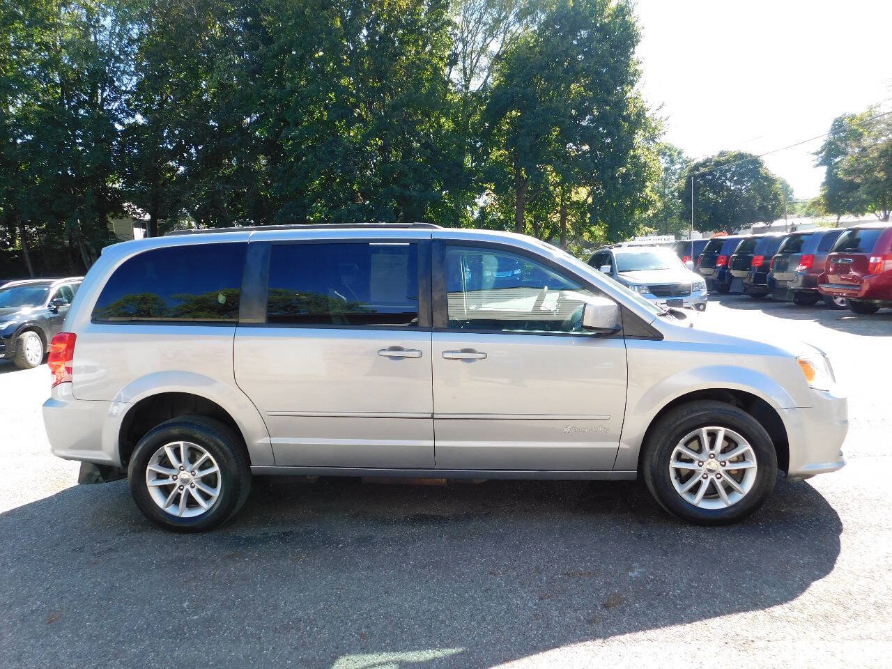 Used 2016 Dodge Grand Caravan SXT w/ Rear Park Assist Package FWD image 13