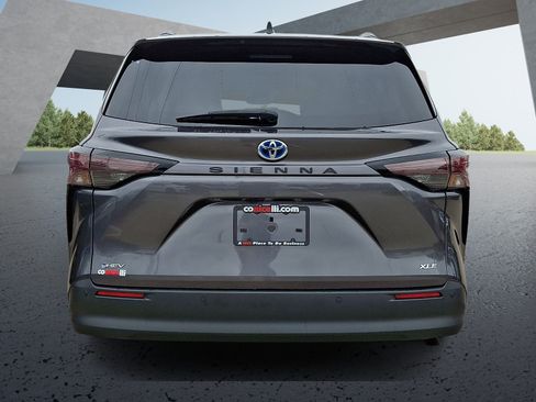 Certified 2025 Toyota Sienna XLE FWD image 5