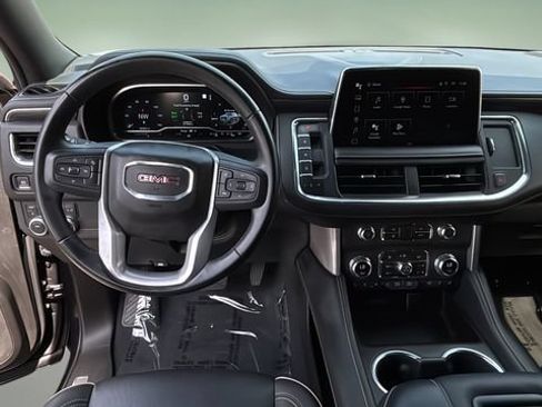 Used 2023 GMC Yukon XL SLT AWD/4WD image 10