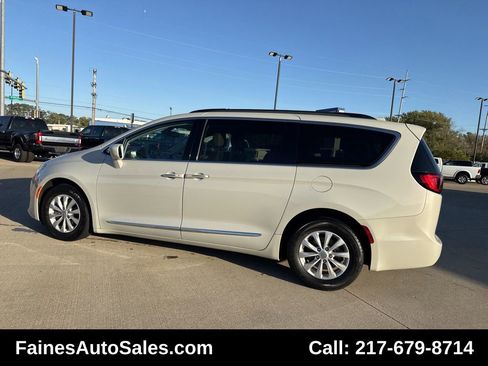Used 2017 Chrysler Pacifica Touring-L image 6