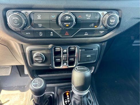 Used 2025 Jeep Gladiator Sport AWD/4WD image 17