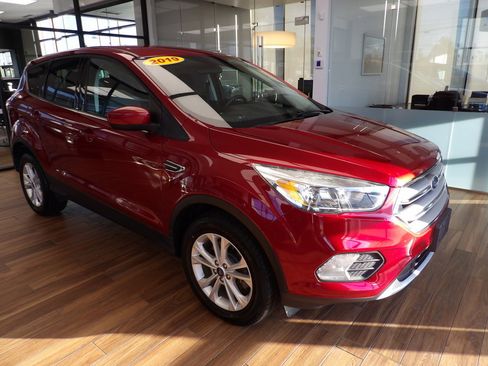 Used 2019 Ford Escape SE image 3