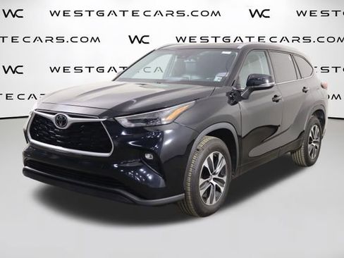 Used 2022 Toyota Highlander XLE FWD image 1