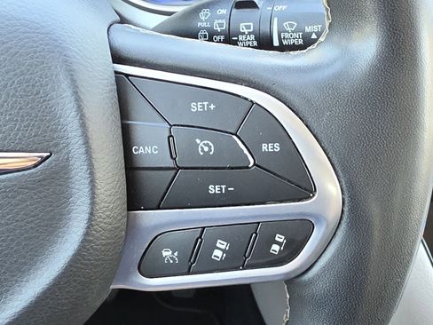 Used 2023 Chrysler Pacifica Touring-L FWD image 21