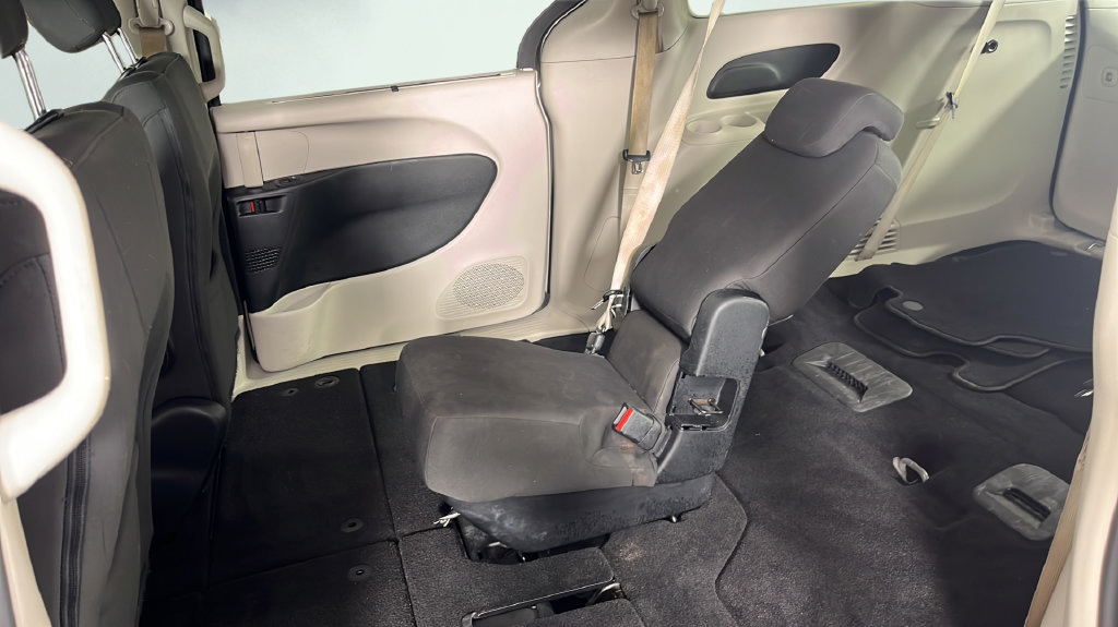 Used 2018 Chrysler Pacifica Touring Plus w/ Tire & Wheel Group FWD image 15