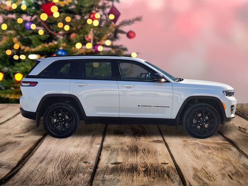 Used 2024 Jeep Grand Cherokee Altitude image 7