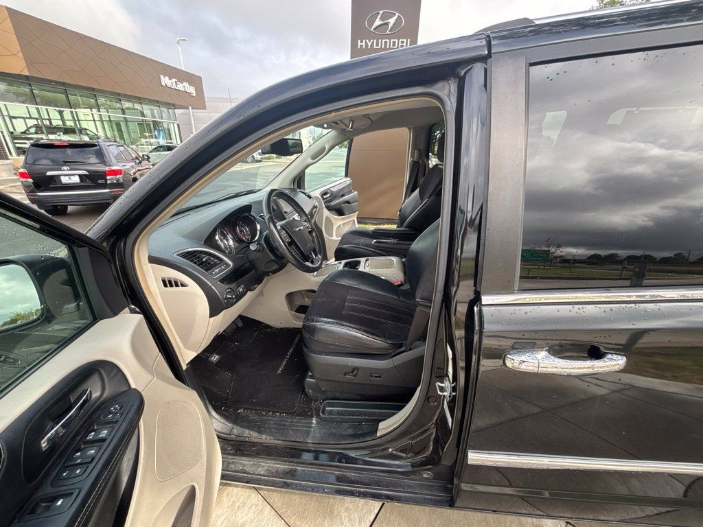 Used 2016 Chrysler Town & Country Limited FWD image 12