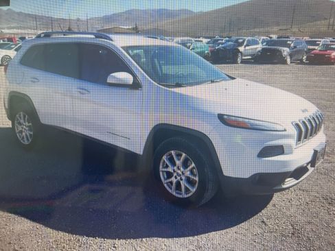 Used 2018 Jeep Cherokee Latitude w/ Safety Group AWD/4WD image 15