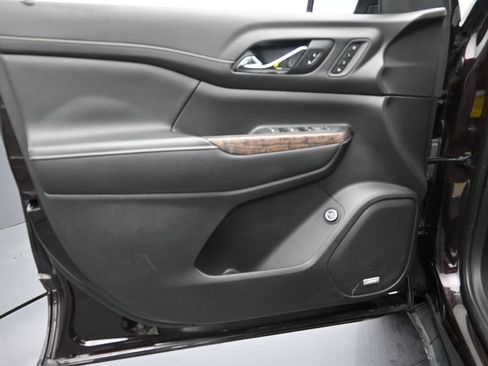Used 2020 GMC Acadia Denali w/ Technology Package FWD image 12