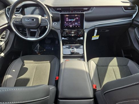 New 2025 Jeep Grand Cherokee Altitude image 15