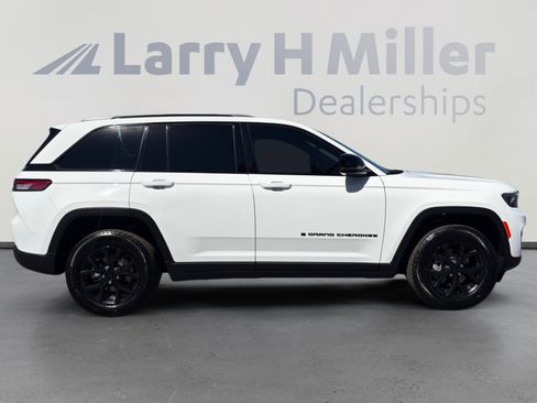 Used 2025 Jeep Grand Cherokee Altitude AWD/4WD image 6