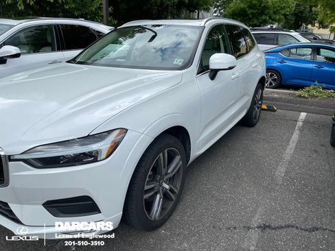 Used 2021 Volvo XC60 T5 Momentum w/ Climate Package AWD/4WD image 1