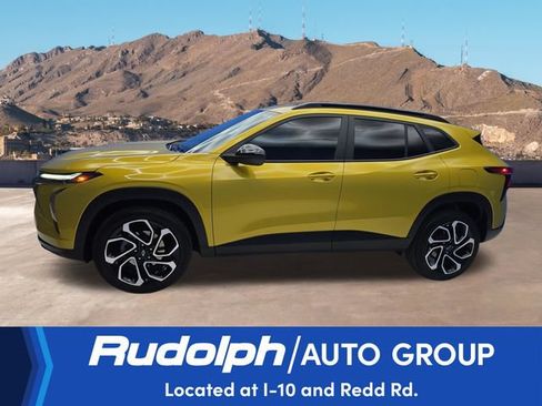Used 2025 Chevrolet Trax RS w/ Sunroof Package FWD image 2