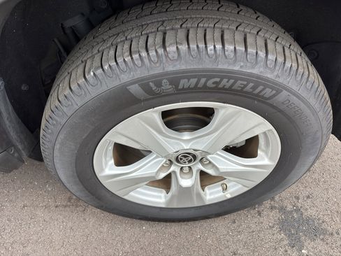 Used 2021 Toyota RAV4 LE AWD/4WD image 6