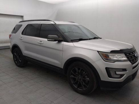 Used 2017 Ford Explorer XLT w/ Equipment Group 202A image 11