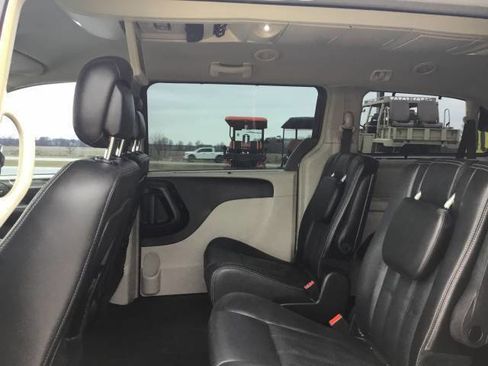 Used 2015 Chrysler Town & Country Touring-L w/ Driver Convenience Group image 14