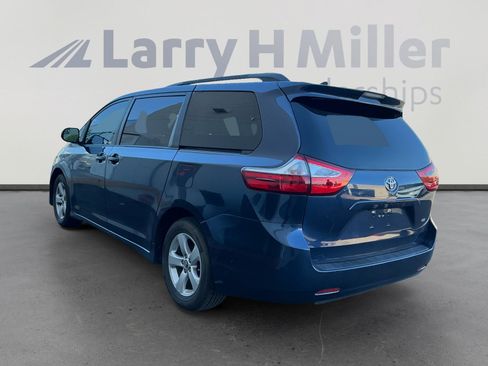 Used 2018 Toyota Sienna LE w/ Carpet Mat Package FWD image 3