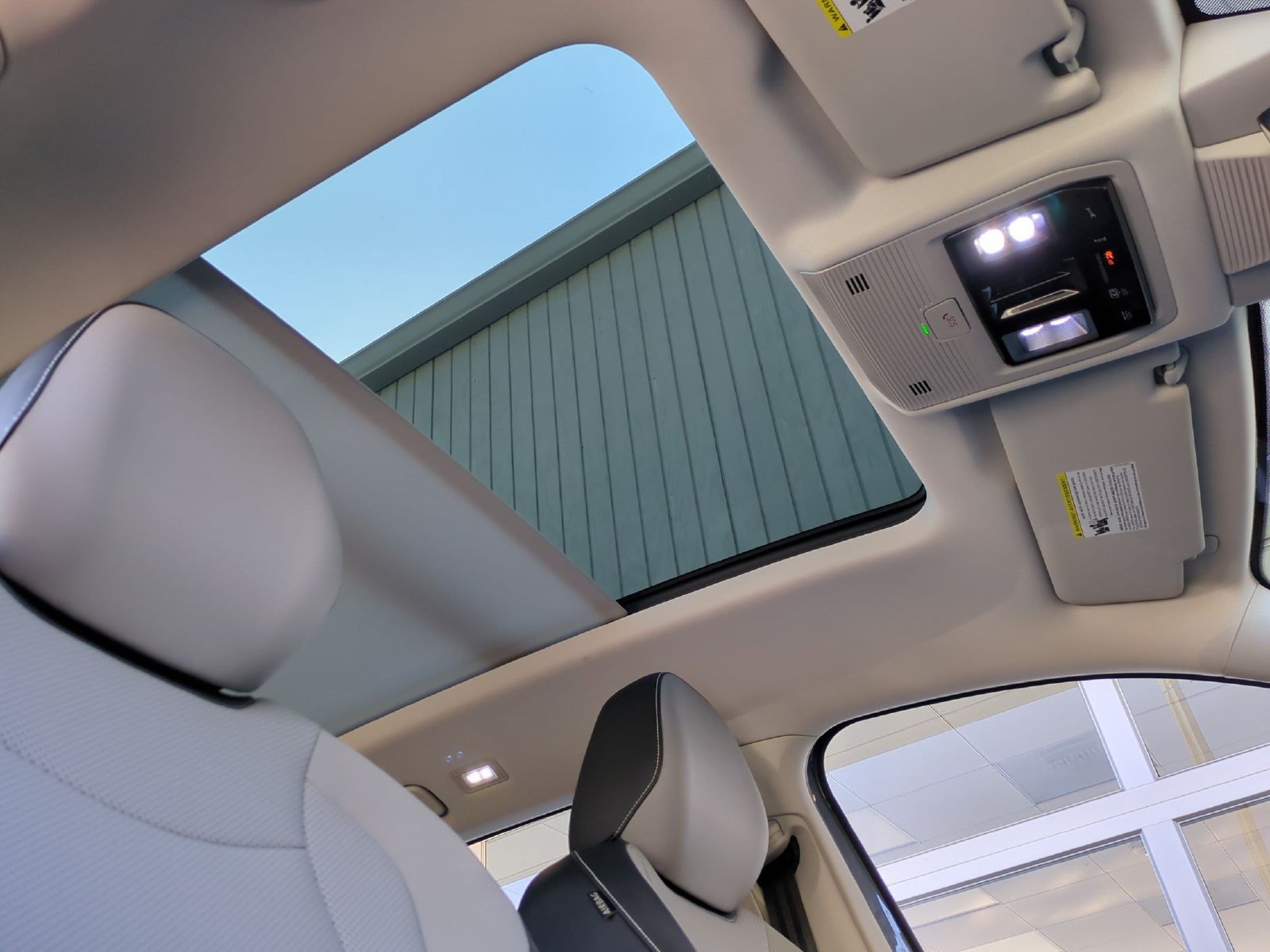 Used 2025 Volkswagen Tiguan SE w/ Panoramic Sunroof Package AWD/4WD image 22