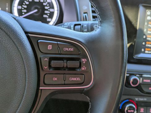 Used 2017 Kia Niro EX image 28