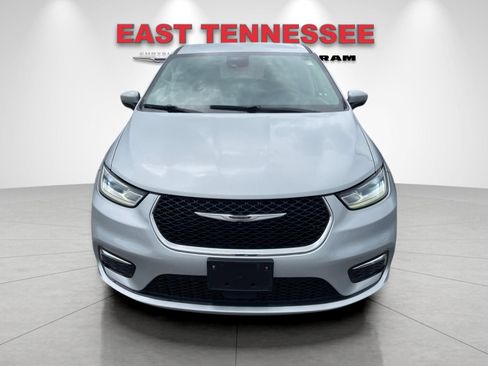 Used 2023 Chrysler Pacifica Touring-L FWD image 9