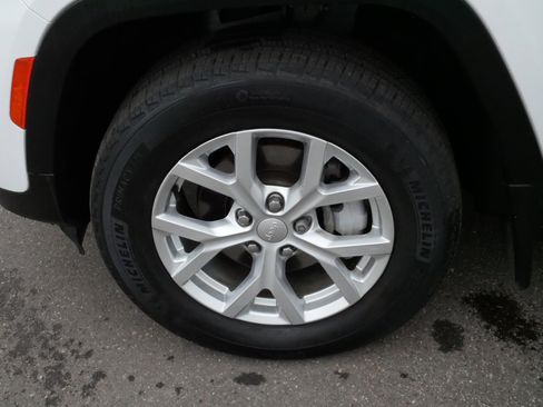 Used 2023 Jeep Grand Cherokee Limited w/ MOPAR Finishing Package image 15