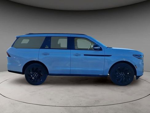 New 2025 Lincoln Navigator Reserve w/ Jet Appearance Package AWD/4WD image 9