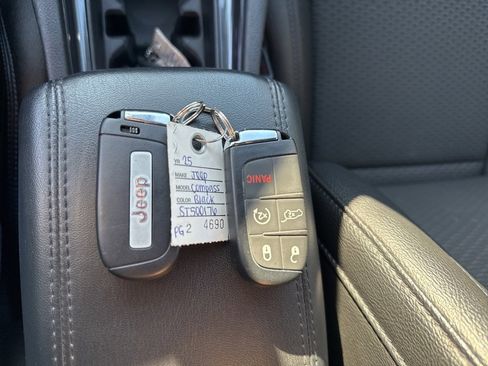 Certified 2025 Jeep Compass Latitude w/ Convenience Group image 23