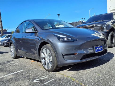 Used 2023 Tesla Model Y 2WD image 3