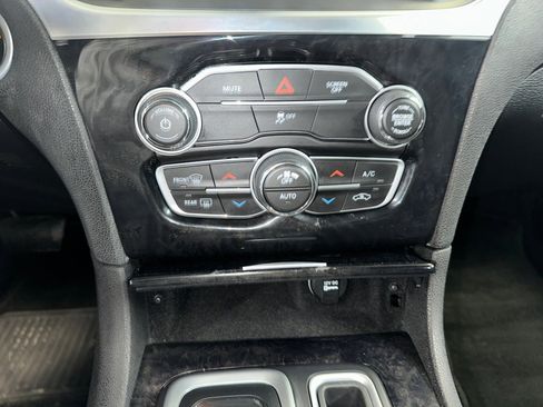 Used 2018 Chrysler 300 Limited image 11