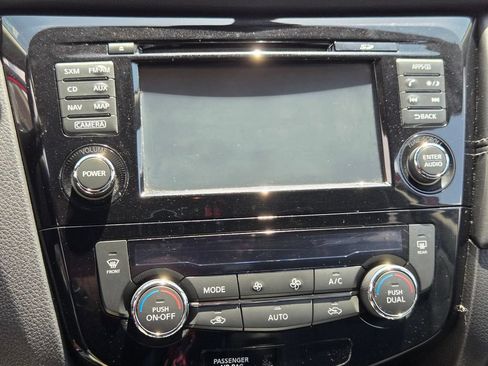 Used 2017 Nissan Rogue SL FWD image 20