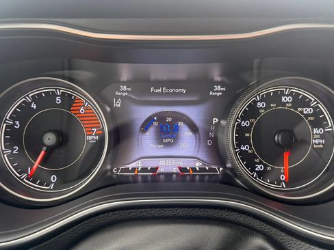 Used 2019 Jeep Cherokee Limited w/ Luxury Group FWD image 16