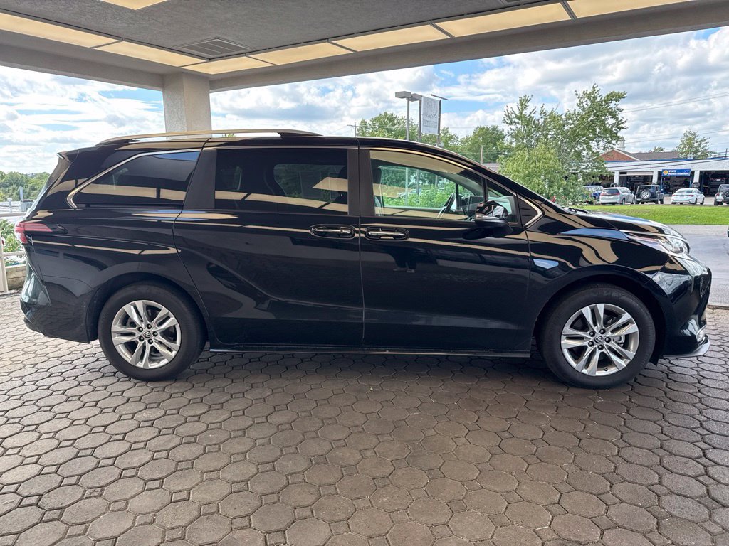 Used 2024 Toyota Sienna Limited AWD/4WD image 5