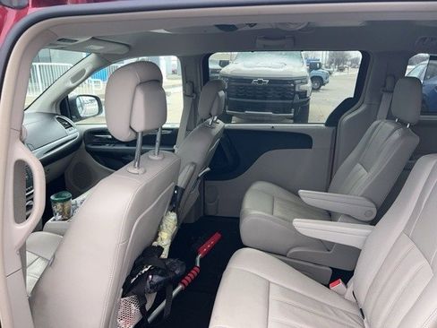 Used 2014 Chrysler Town & Country Touring-L w/ Driver Convenience Group image 7