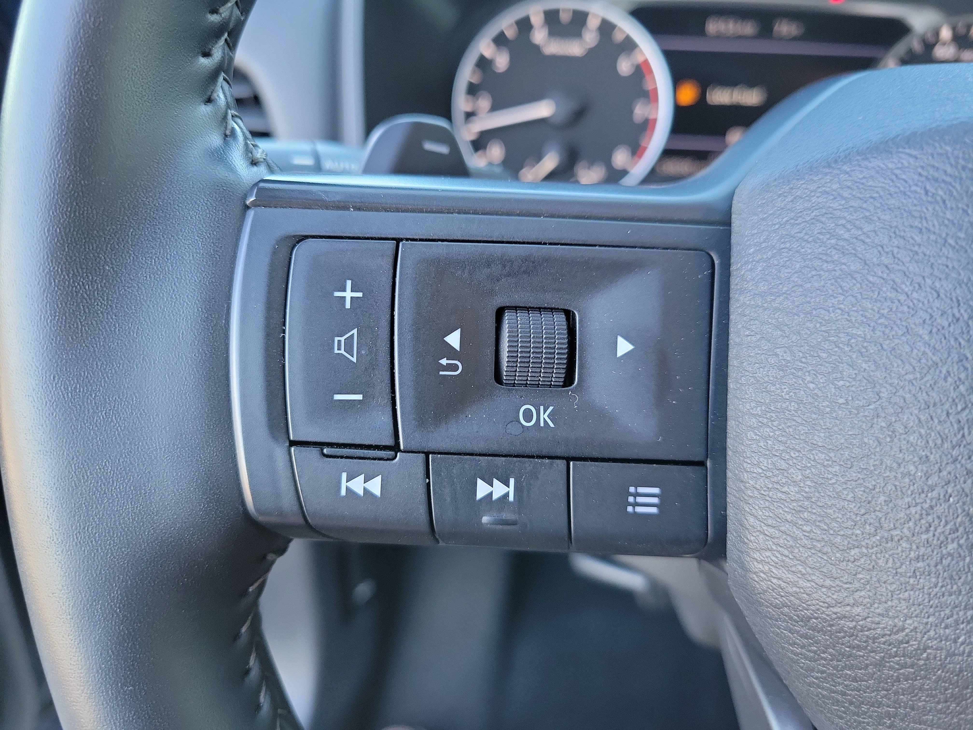 Used 2025 Nissan Rogue SV AWD/4WD image 21