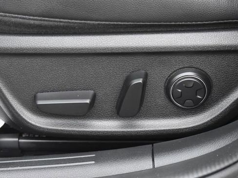 Used 2025 Genesis G70 2.5T image 20