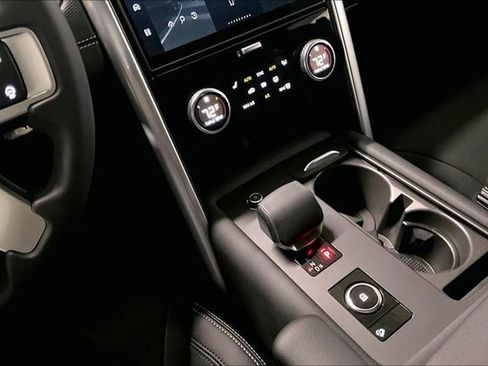 Certified 2025 Land Rover Discovery Dynamic SE AWD/4WD image 19
