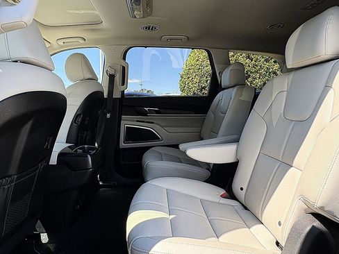 Used 2023 Kia Telluride EX w/ EX Captain's Chair Package image 10