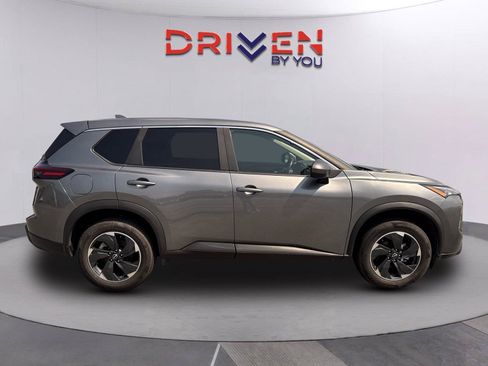 Used 2025 Nissan Rogue SV FWD image 3