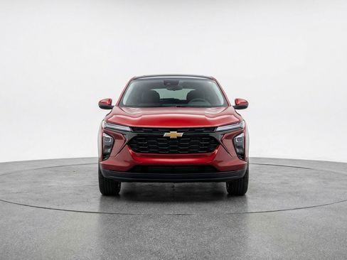 Used 2025 Chevrolet Trax LT image 2