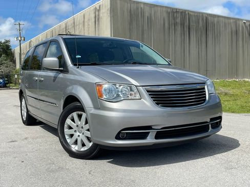 Used 2014 Chrysler Town & Country Touring FWD image 1