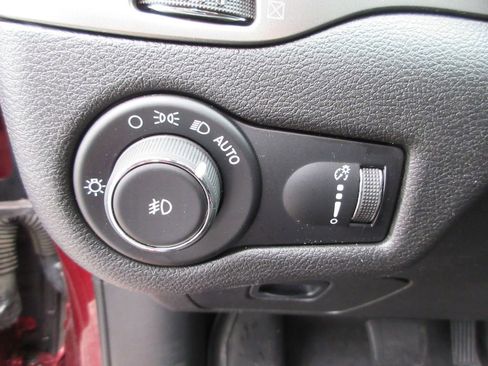 Used 2019 Jeep Cherokee Latitude w/ Popular Appearance Group FWD image 23