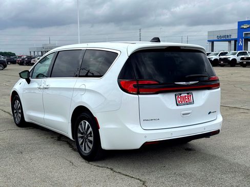Used 2024 Chrysler Pacifica Select image 10