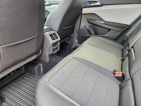 New 2024 Volkswagen Taos SE image 21