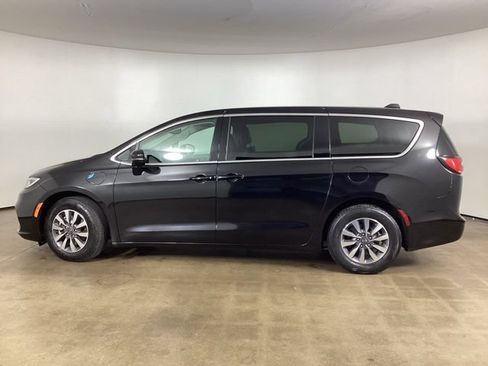 Used 2024 Chrysler Pacifica Limited FWD image 8