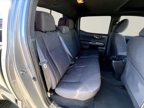 Used 2016 Toyota Tacoma TRD Sport image 29