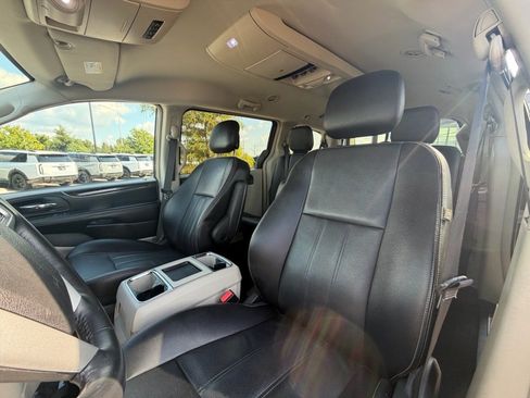 Used 2015 Chrysler Town & Country Touring FWD image 11