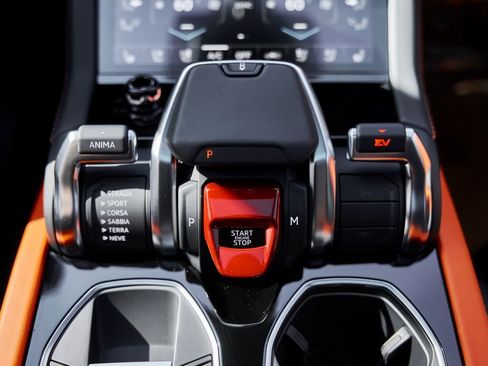 Used 2025 Lamborghini Urus SE image 72