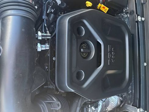Used 2025 Jeep Wrangler Unlimited Sahara AWD/4WD image 28