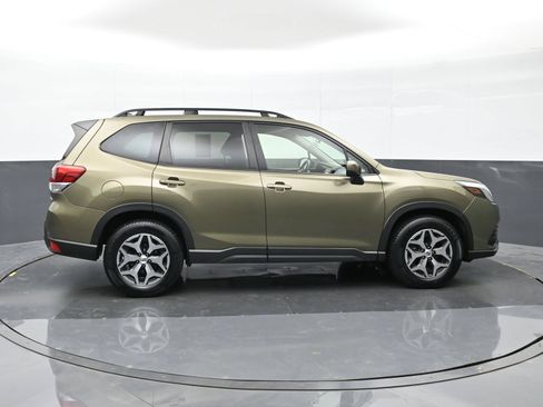 Used 2024 Subaru Forester Premium AWD/4WD image 9